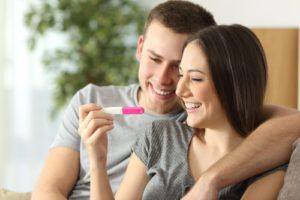 Bylinky na plodnosť - šťastný pár, tehotenský test