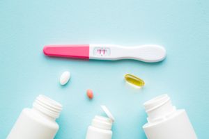 Tabletky na plodnosť, liekovky s tabletkami, pozitívny tehotenský test