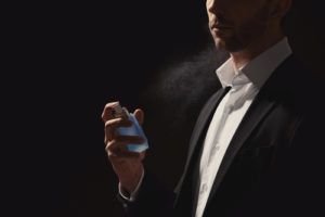 Feromóny pre mužov - elegantný muž, flakón, vôňa