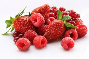 Potraviny na zvýšenie estrogénu - drobné bobuľovité ovocie, jahody, maliny, brusnice