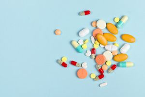 Rôzne farmaceutické tabletky - pilulky, tablety a kapsuly