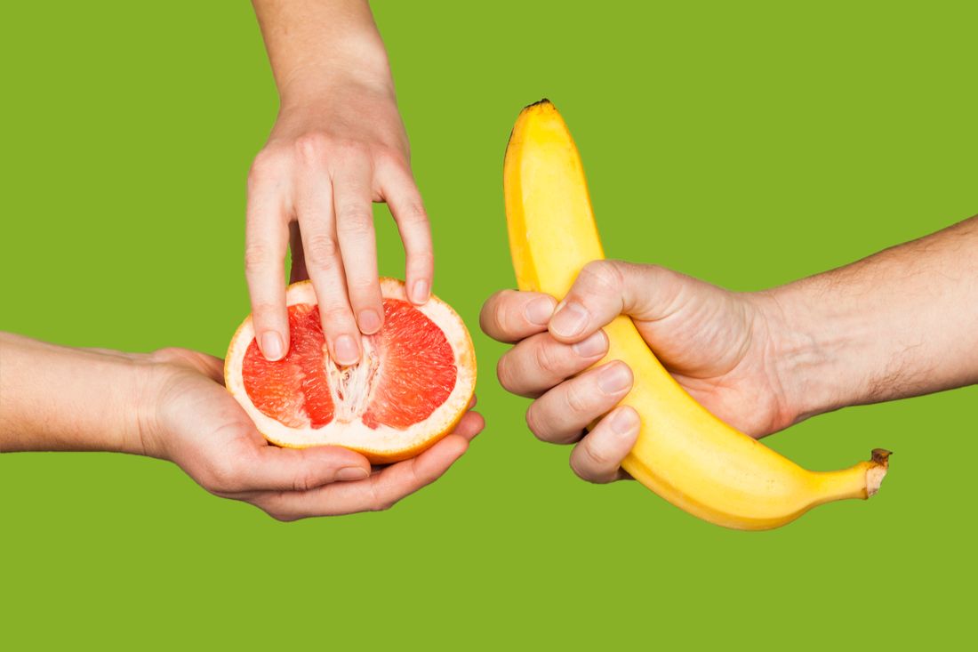 Ako masturbovať, banán a grapefruit v rukách ako symbol mužskej a ženskej masturbácie