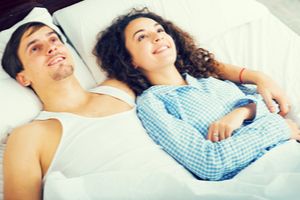 Orgazmus - muž a žena v posteli po dosiahnutí orgazmu