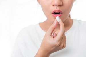 Prírodné tabletky pre ženy - žena, ktorá práve ide užiť tabletku