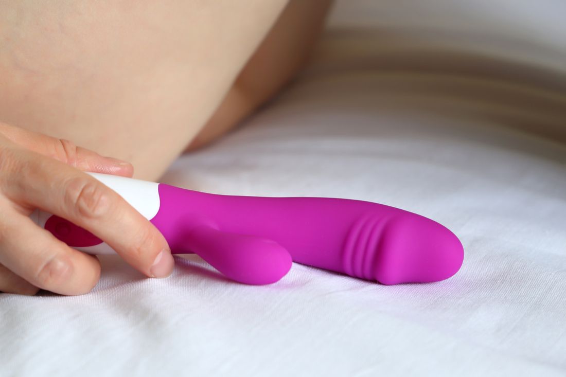 Techniky masturbácie - malý fialový vibrátor v ženskej ruke