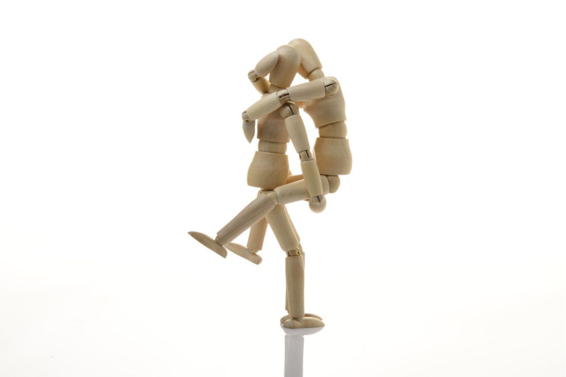 Sexuálne polohy v stoji - drevené figuríny súložia
