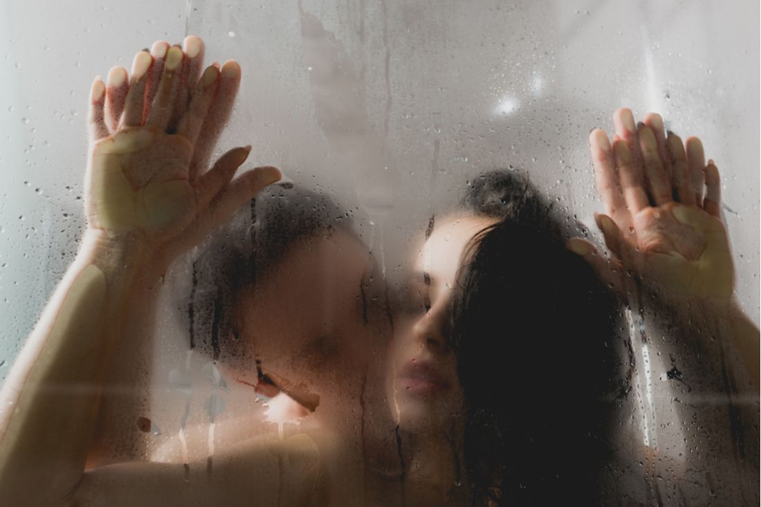 Sexuálne polohy v sprche - muž so ženou za zahmleným sklom sprchy