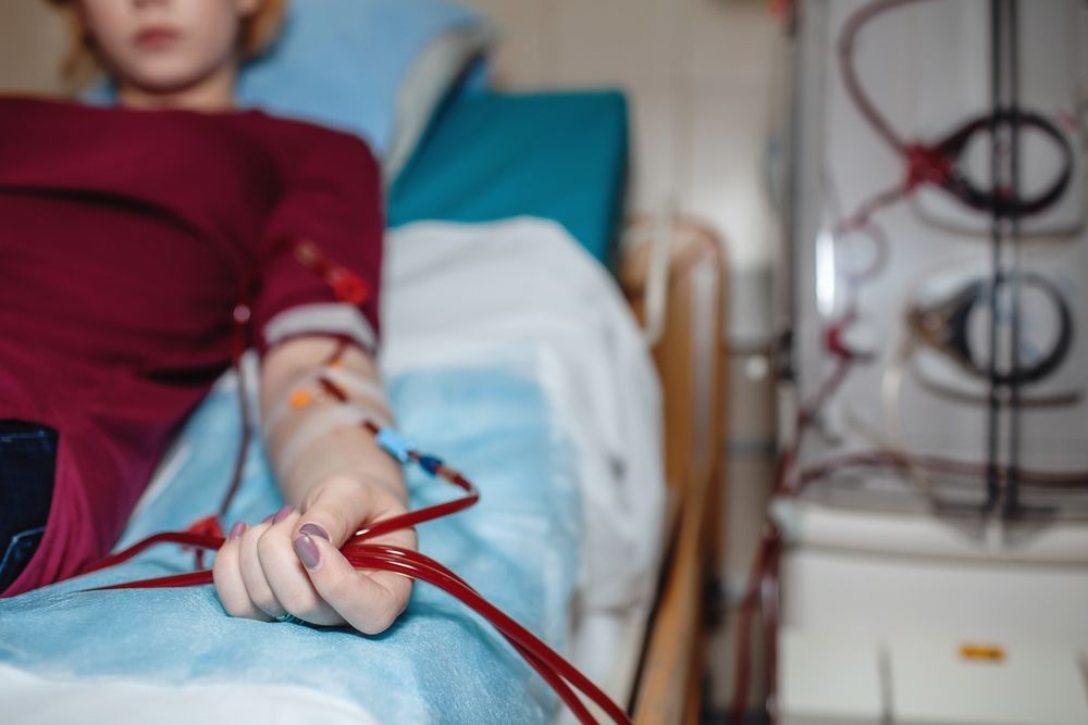 Sexualita pri dialýze - mladé dievča počas hemodialýzy v nemocnici na lôžku